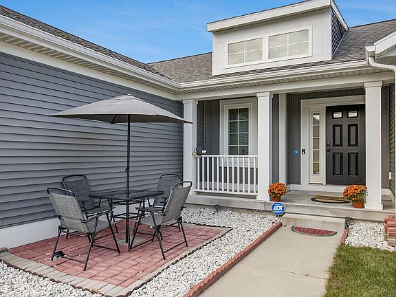 3rd image of 6448 Bentley Dr NE