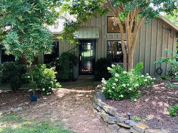 390 Dearmanville Dr N, Anniston, AL 36207