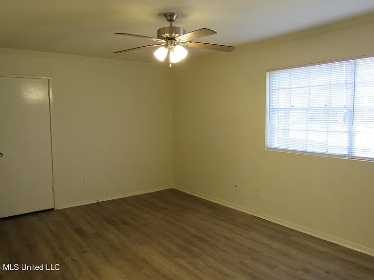 940 Bellevue Pl #103 — Photo 2