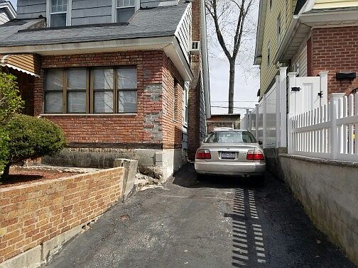 5th image of 120 Elliott Ave