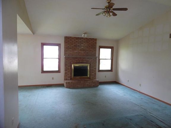 3rd image of 123 Queensbury Pl NE