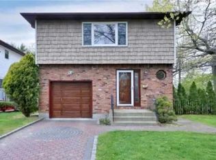 157 Latham Rd, Mineola, NY 11501