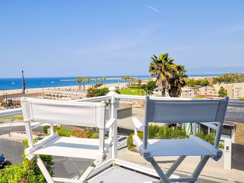 Ocean Views from Deck, Balcony, Living room and all 3 bedrooms!
