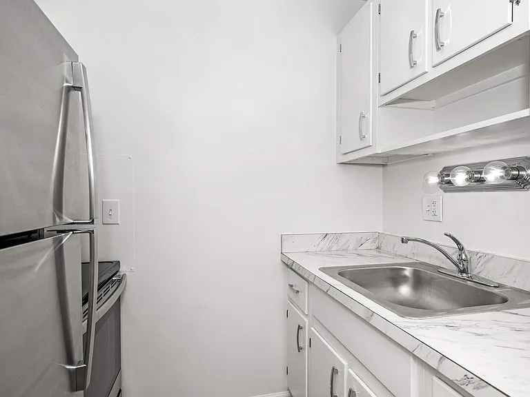 2935 Marshall Ave — Photo 4