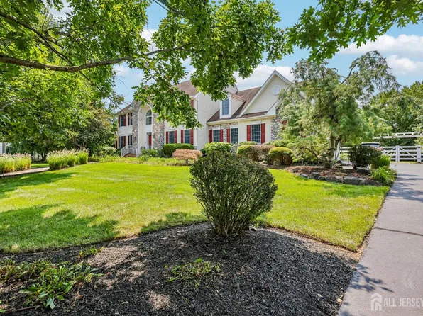 4 Goldfinch Ct, Plainsboro, NJ 08536