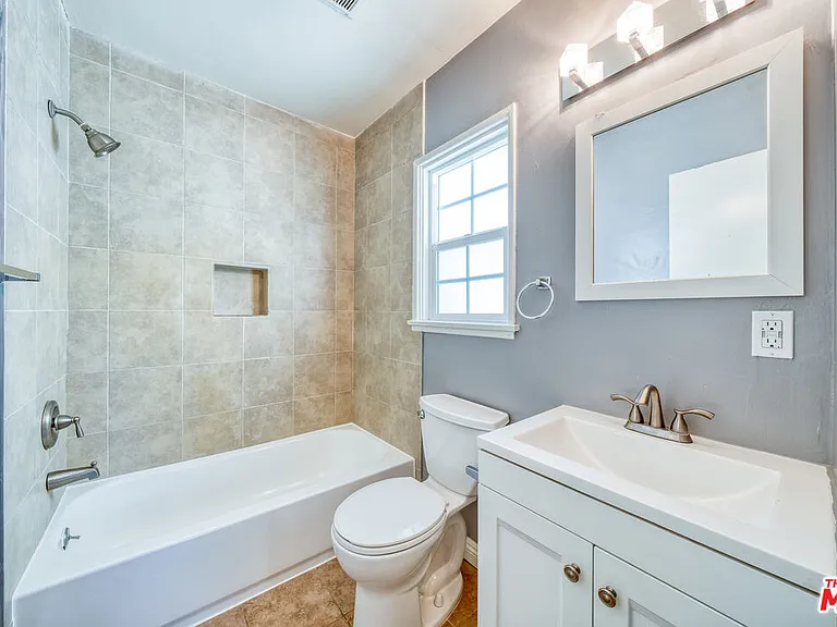 1112 Ocean Park Blvd #F — Photo 13