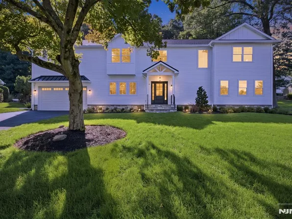 16 Butternut Ave, Midland Park, NJ 07432