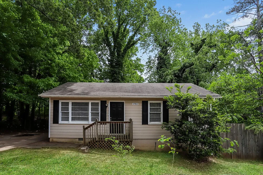 3 bed, 1.0 bath, 1220 sqft, $1,745 — Photo 1