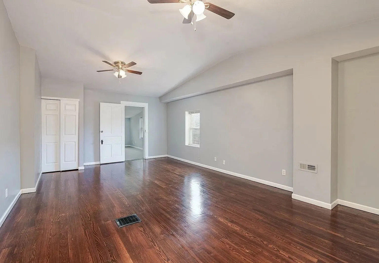 5 bed, 2.0 bath, 3000 sqft, $3,995 — Photo 2