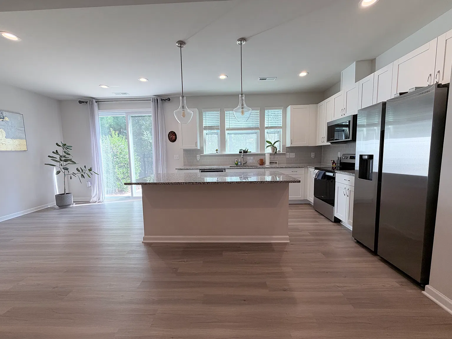 3 bed, 2.5 bath, 1752 sqft, $2,100 — Photo 4
