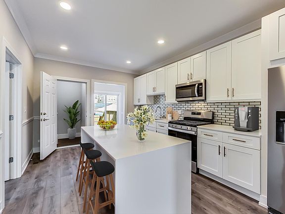 4th image of 2743 N Hamlin Ave #1