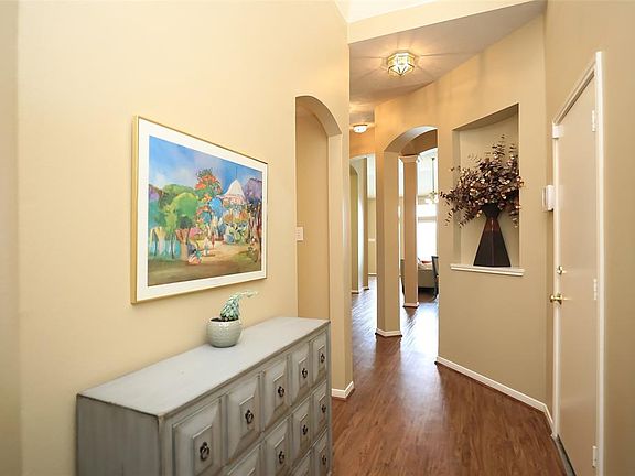 Great open plan with many arches, art niches and columns!