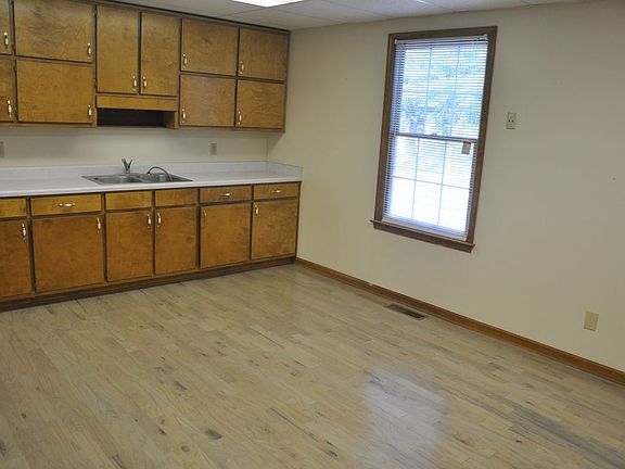 4th image of 275 Lee St