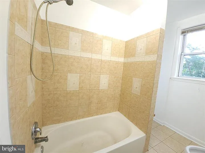 5023 Emo St — Photo 9