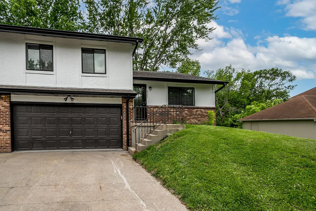 Building Photo - 4300-4302 Mount Carmel Ln