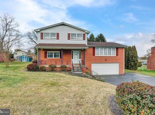 470 Quaker Dr, York, PA 17402