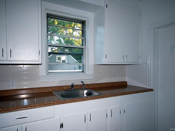 3rd image of 109 Holland St Floor 2
