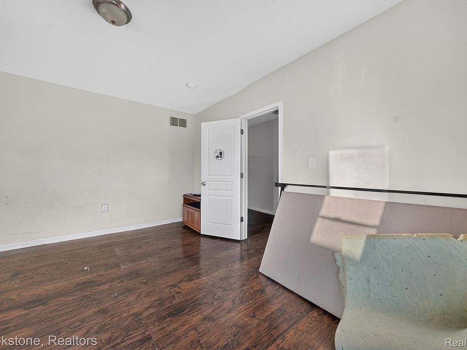132 E Howard St, photo 7