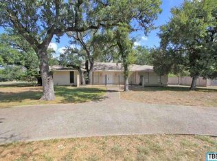 725 Whispering Oaks Dr, Salado, TX 76571