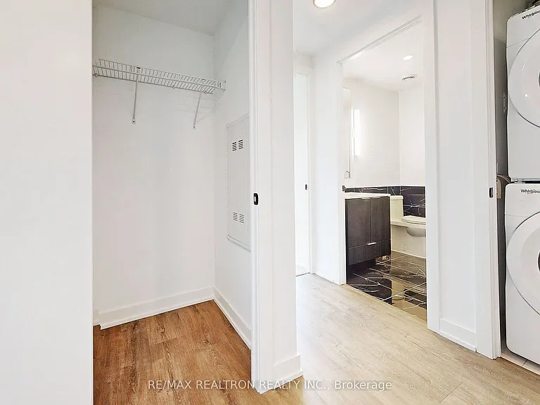 327 King St W #4105 — Photo 37