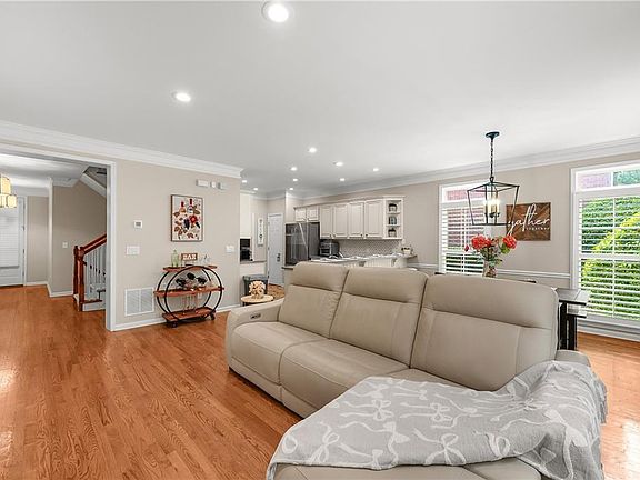 3rd image of 28 Star Spangled Ln