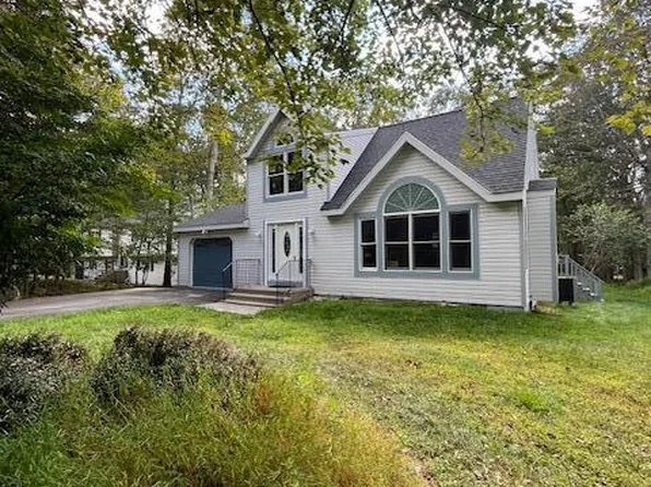 1581 Belgravia Dr, Tobyhanna, PA 18466