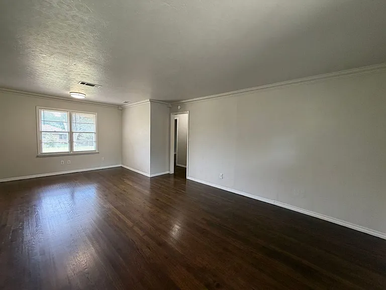 221 E Kerr Dr — Photo 6