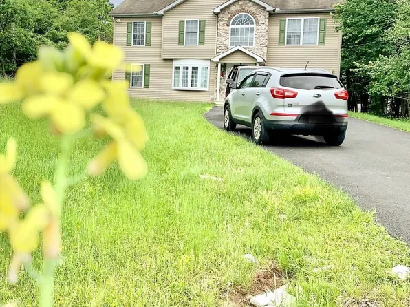 960 Cricket Ln, Long Pond, PA 18334