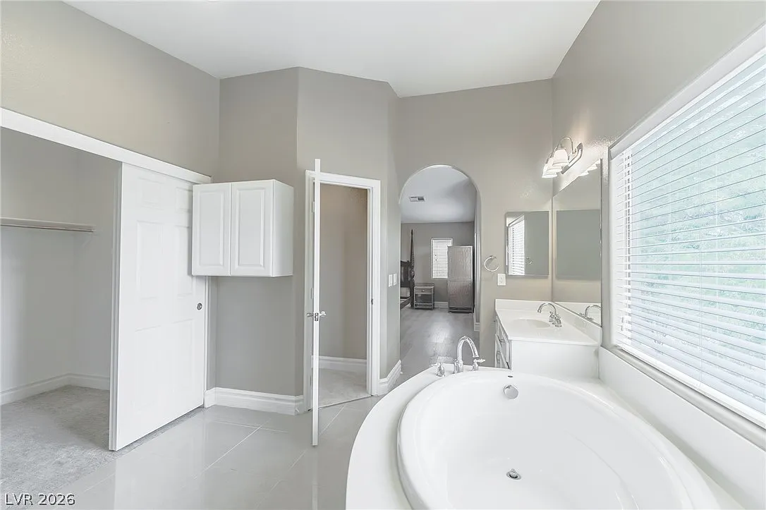 5 bed, 4.0 bath, 3021 sqft, $3,250 — Photo 2