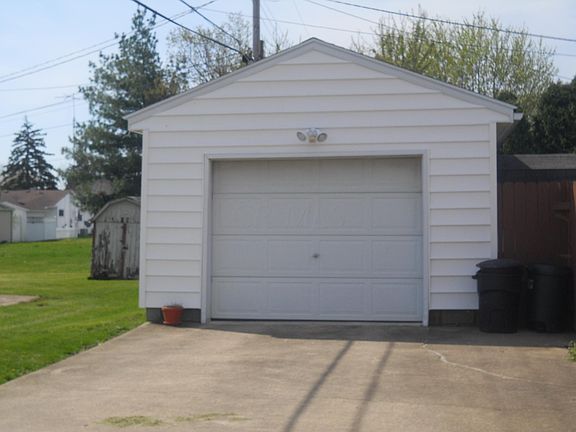 3rd image of 702 Macarthur Way