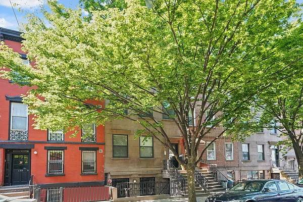 Sold by Avenue Sotheby's International Realty | media 17