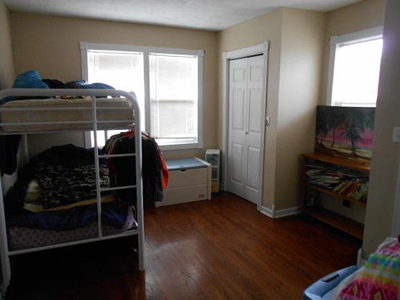 5th image of 527 E Yerby St