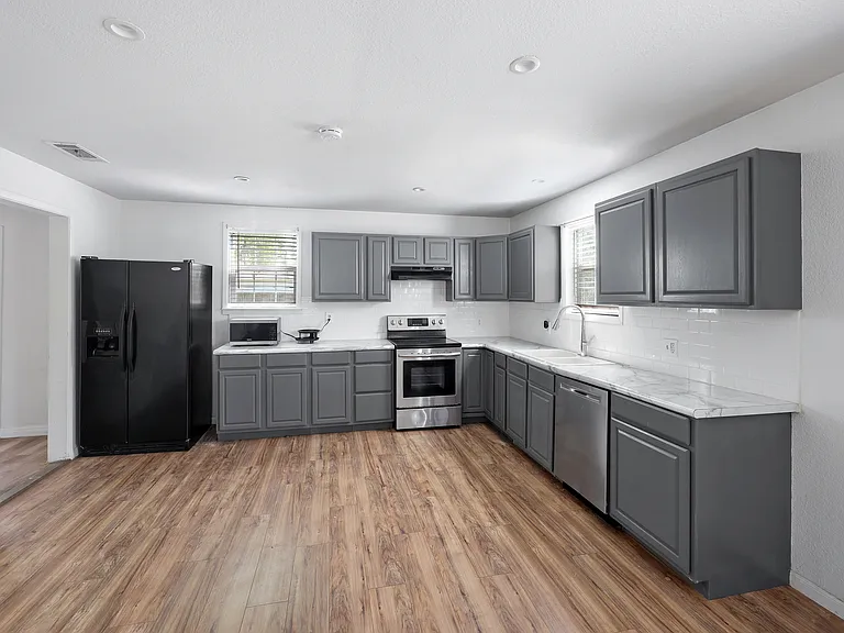 1130 W Day St — Photo 5