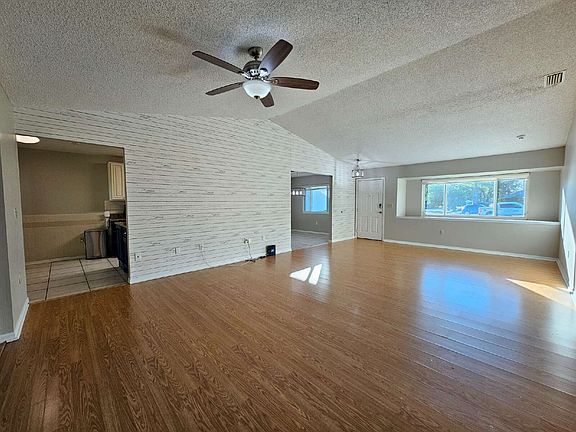 4th image of 819 Glencove Ave NW
