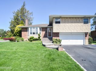 10 Shatel Rd, Plainview, NY 11803