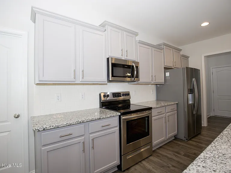 660 Avenue Of The Carolinas — Photo 32