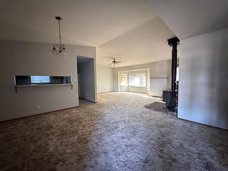 615 Shawn Way — Photo 2