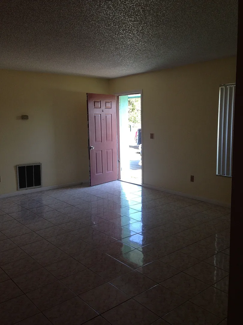 1st Month Free Rent 2 Bed 1 Bath Home With 1 Car Garage | Pet Friendly | Washer Dryer Hook Ups | ... — Photo 3