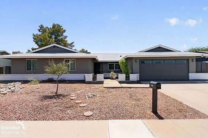 2615 W Straford Dr — Photo 1