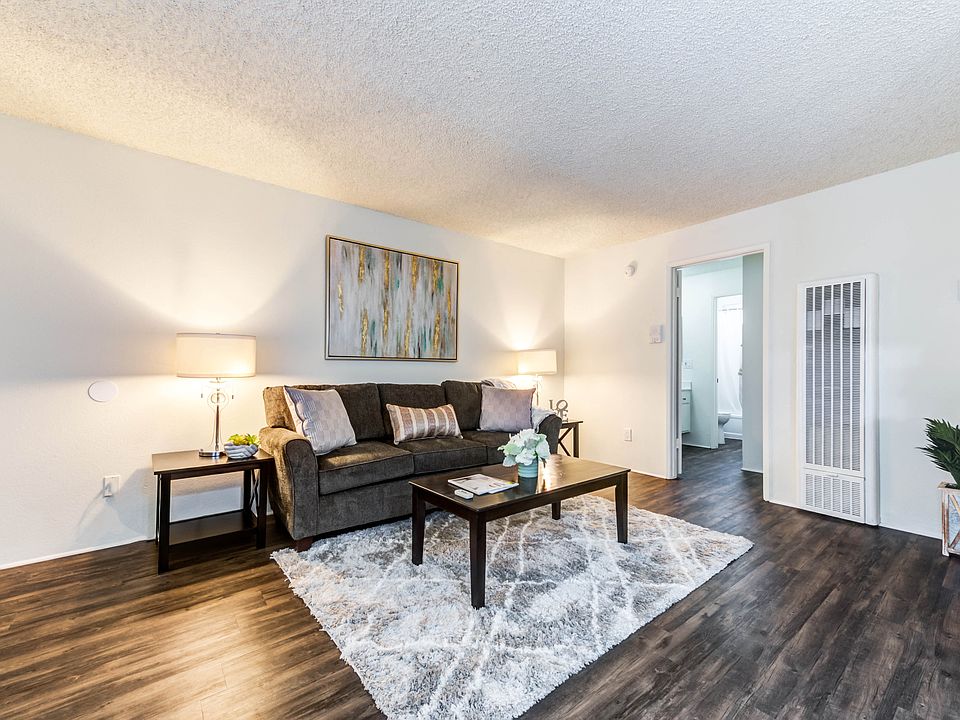 The Pavillion Apartment - Living Room
