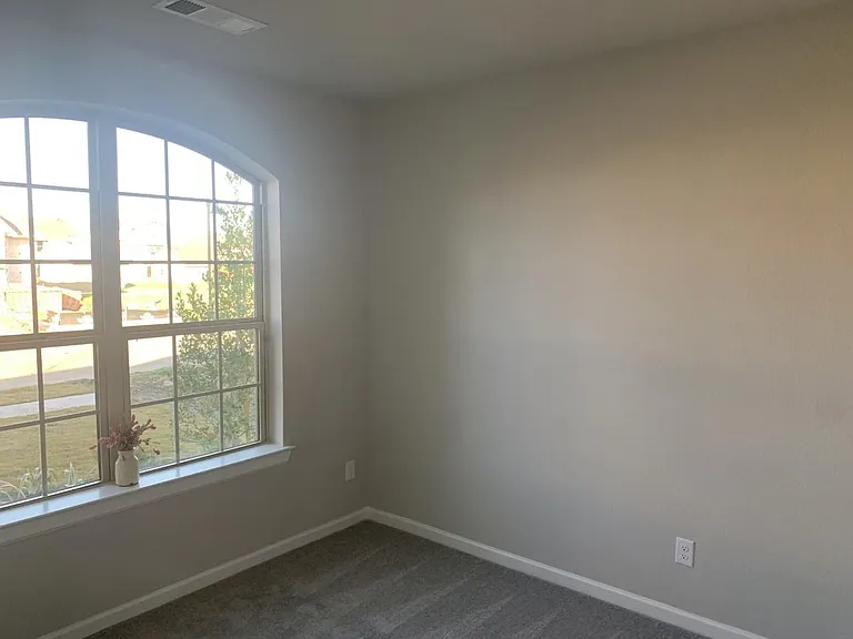 1821 Leo Dr — Photo 2