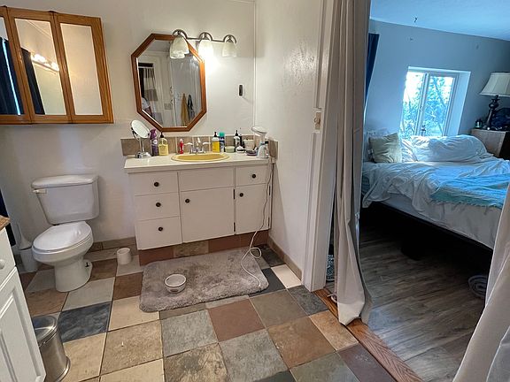 4th image of 1079 Park Ln