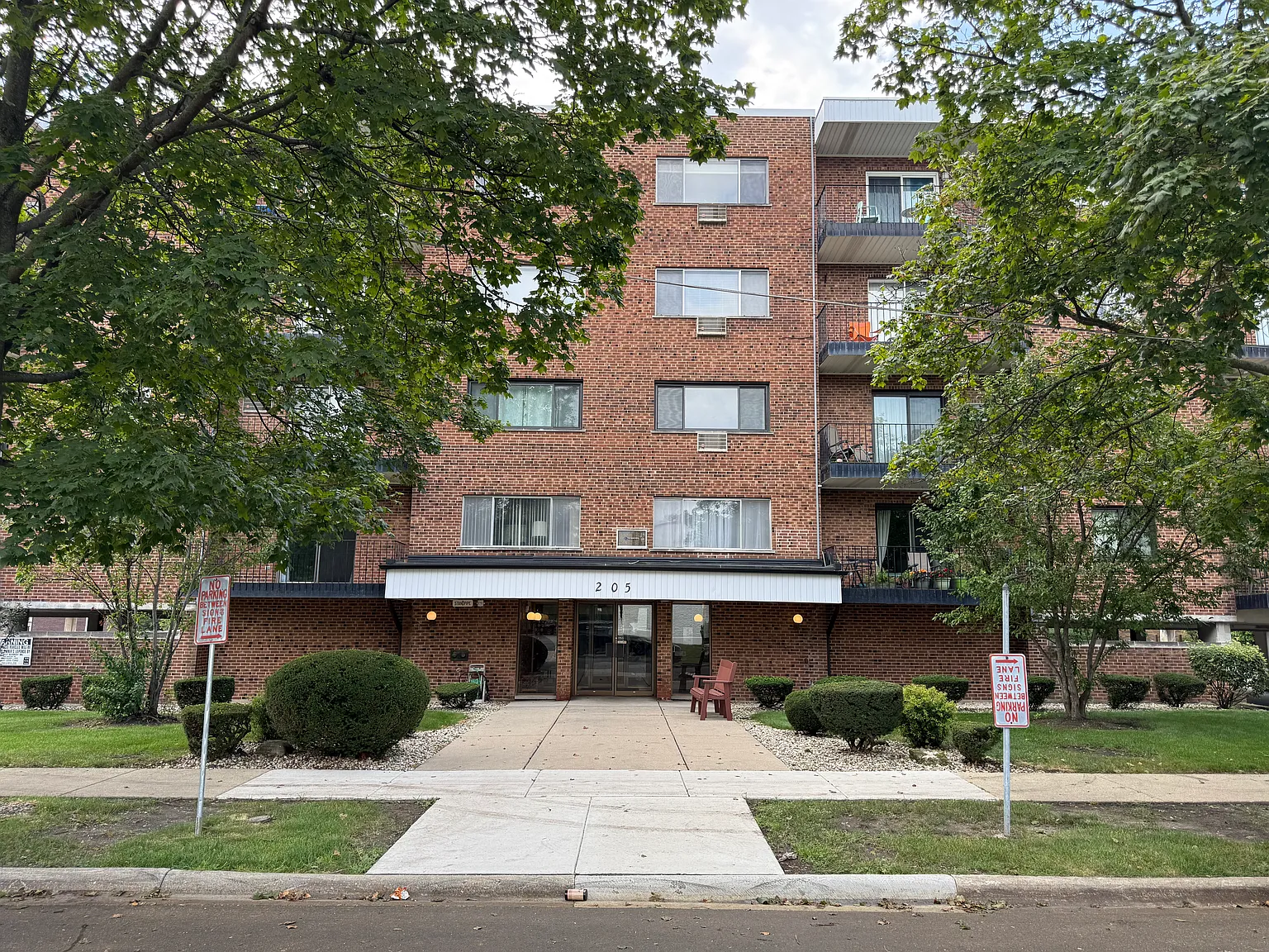 205 W Miner St — Photo 2