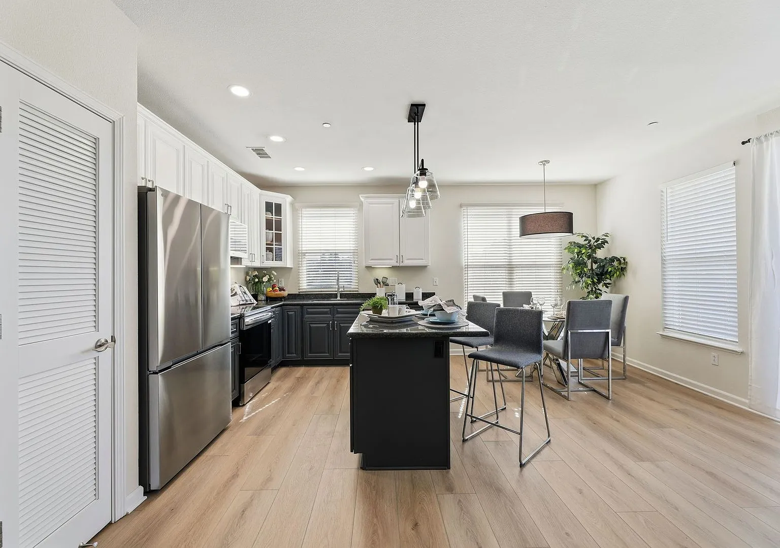 Modern 2 bedroom, 2 bathroom condo at the Villa Fontana Community in West San Jose — Photo 4