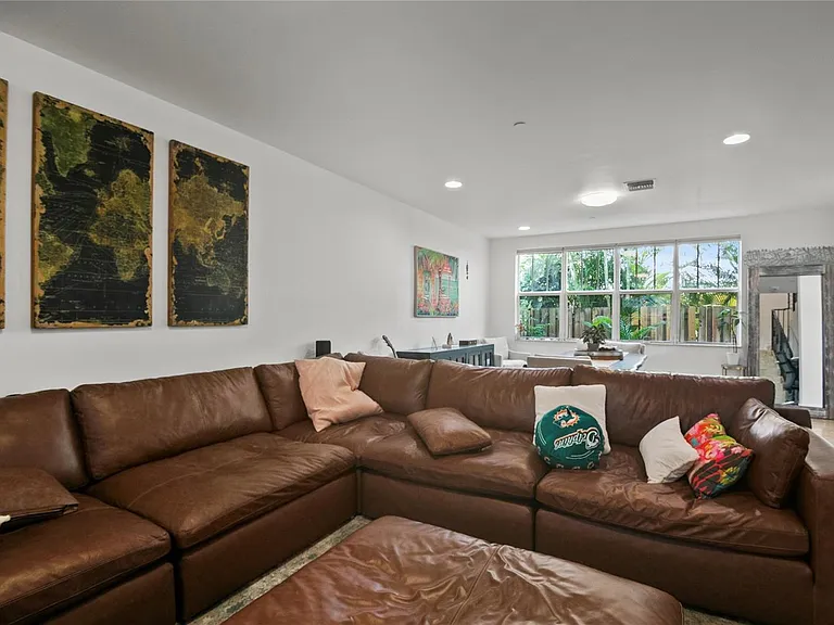732 NE 15th Ave — Photo 11