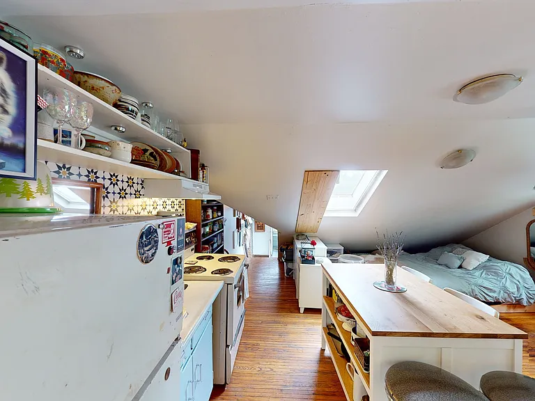 219 Bathurst St #3 — Photo 7