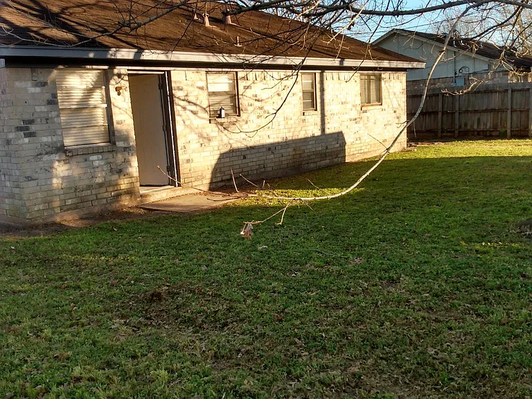 412 Fisher St — Photo 11
