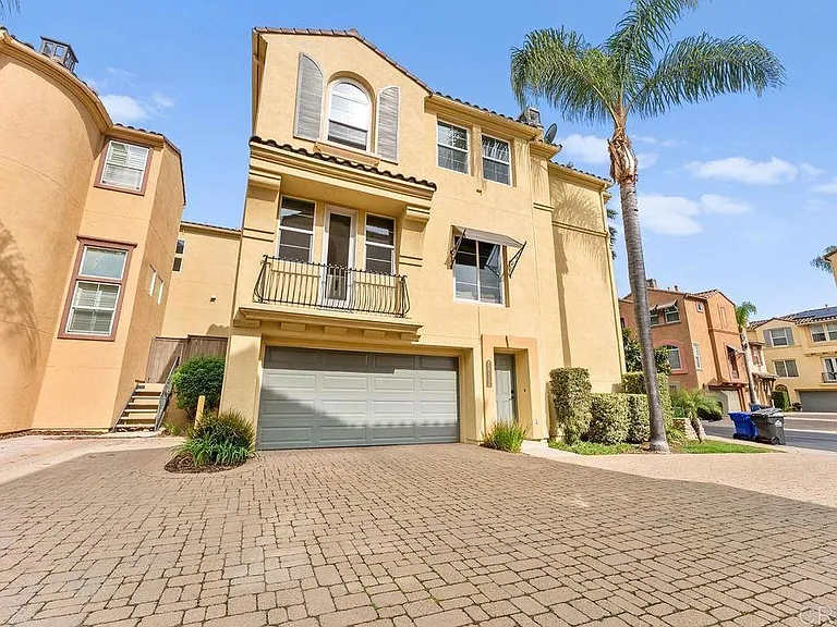 2712 Villas Way — Photo 1