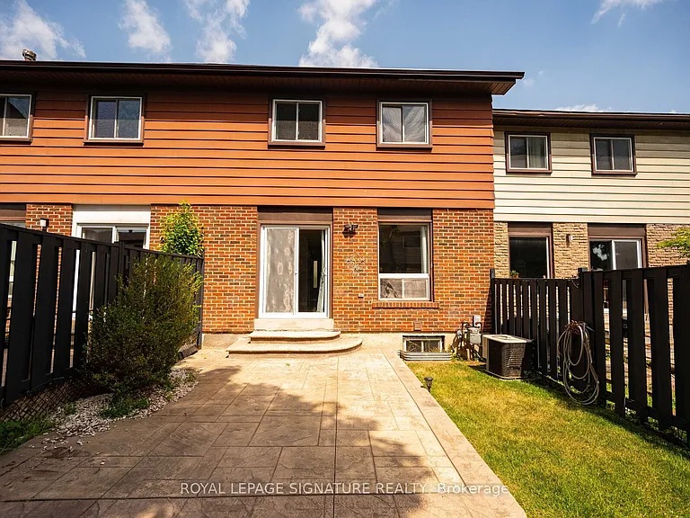 447 Ontario St N — Photo 49