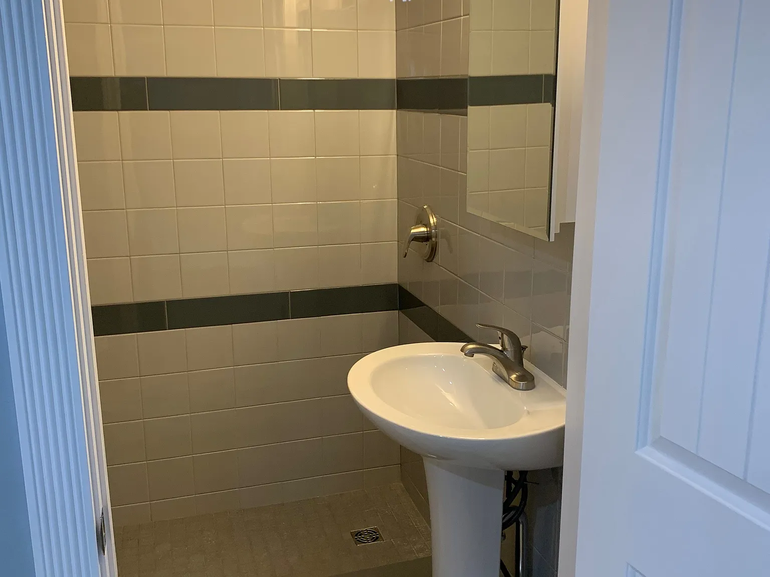2 bed, 1.0 bath, 750 sqft, $1,600 — Photo 3
